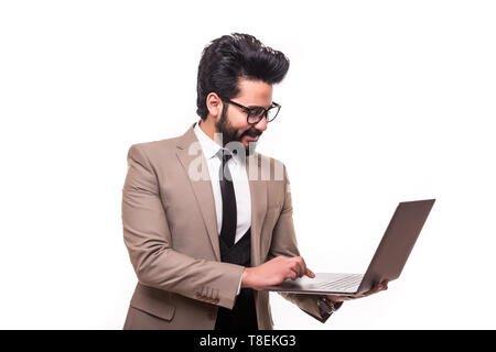 Egiptyan Geschäftsmann in Anzug und mit seinem Laptop auf weißem Hintergrund. Stockfoto