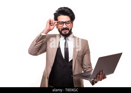 Egiptyan Geschäftsmann in Anzug und mit seinem Laptop auf weißem Hintergrund. Stockfoto