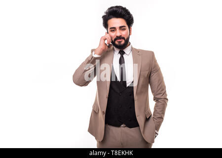 Junge glücklich arabische Geschäftsmann auf dem Mobiltelefon isoliert auf weißem Hintergrund Stockfoto