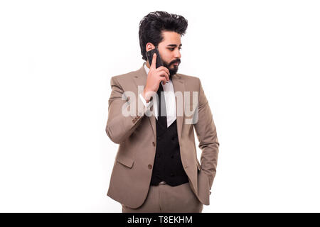 Junge glücklich arabische Geschäftsmann auf dem Mobiltelefon isoliert auf weißem Hintergrund Stockfoto