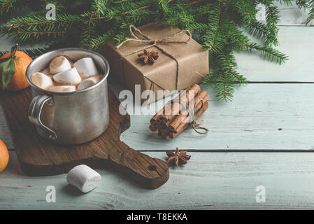 Heiße Schokolade mit Marshmallows und Weihnachten Geschenk auf hölzernen Tisch Stockfoto