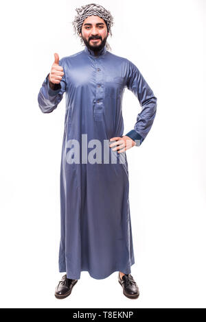 Junge Ägypten Mann tragen weiße thobe auf einem weißen Hintergrund. Stockfoto