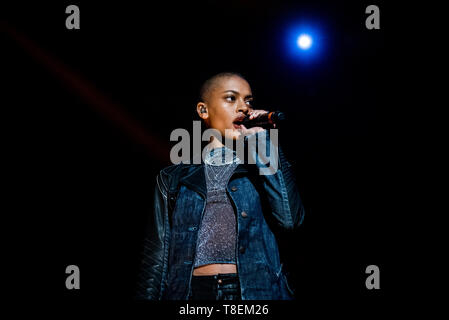 Der Enuke Annahstasia Nigerian-American Sänger live auf der Bühne des Lenny Kravitz "Vibration" Tour 2019 in Bologna. Stockfoto