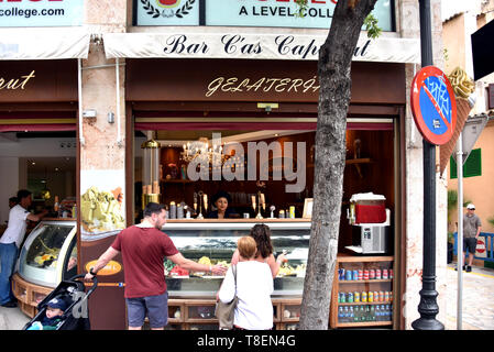 Palma de Mallorca, Spanien - 12. Mai 2018: Menschen kaufen bei Giovanni L Gelateria Store auf der grössten Baleareninsel Mallorca, vor der Küste von S Stockfoto