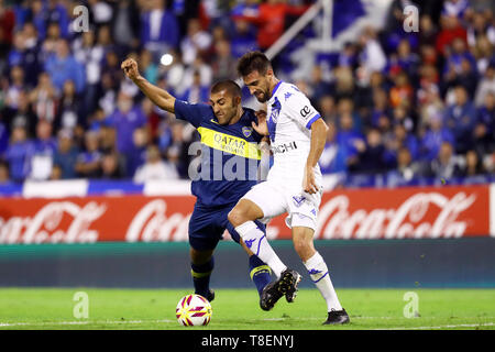 Buenos Aires, Argentinien - 12. Mai 2019: wanchope Avila (Boca Juniors) Kampf den Ball gegen Velez Verteidigung in Buenos Aires, Argentinien Stockfoto