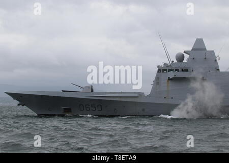 FS Aquitanien (D 650), eine Aquitaine-Klasse Fregatte/Zerstörer von der Französischen Marine betrieben, vorbei an Gourock während der Übung gewaltige Shield 2019. Stockfoto