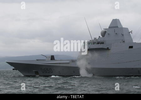 FS Aquitanien (D 650), eine Aquitaine-Klasse Fregatte/Zerstörer von der Französischen Marine betrieben, vorbei an Gourock während der Übung gewaltige Shield 2019. Stockfoto