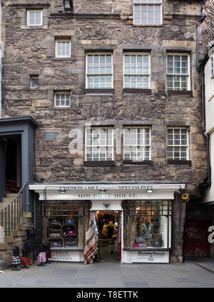 EDINBURGH - September 2016: Es gibt zahlreiche kilt Geschäfte in der schottischen Hauptstadt, wie dieses in einem Gebäude aus Stein aus dem 15. Jahrhundert auf dem Royal Mil Stockfoto