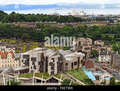 Schottisches Parlamentsgebäude angesehen von Arthur's Seat Stockfoto