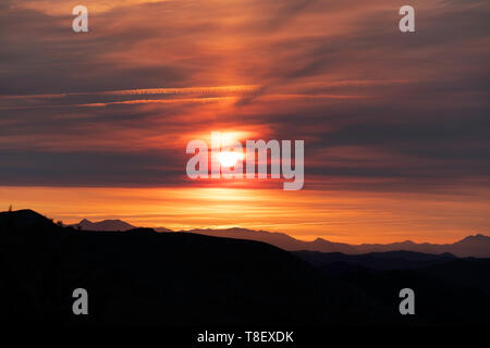 Die Feurige Sonnenaufgang des Death Valley. Obwohl dies könnte überall sein - der Kalifornische Brände hinzugefügt, um das dynamische Farben Stockfoto