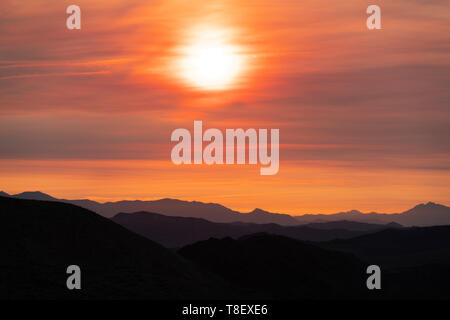 Die Feurige Sonnenaufgang des Death Valley. Obwohl dies könnte überall sein - der Kalifornische Brände hinzugefügt, um das dynamische Farben Stockfoto