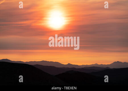 Die Feurige Sonnenaufgang des Death Valley. Obwohl dies könnte überall sein - der Kalifornische Brände hinzugefügt, um das dynamische Farben Stockfoto