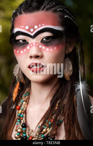 Outdoor close-up Portrait der hübsche junge schamanin (Witch Doctor) Stockfoto