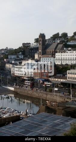 Der Blick über den Inneren Hafen mit St John's Church in der Ferne in Torquay, Devon, England. Großbritannien Stockfoto