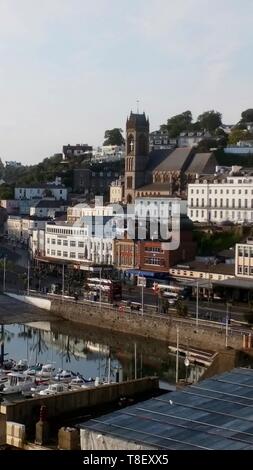Der Blick über den Inneren Hafen mit St John's Church in der Ferne in Torquay, Devon, England. Großbritannien Stockfoto