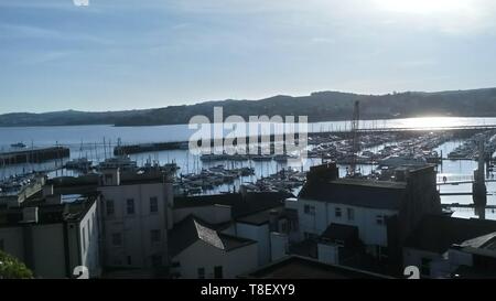 Der Blick über den Inneren Hafen, mit Livermead in der Ferne, in Torquay, Devon, England. Großbritannien Stockfoto