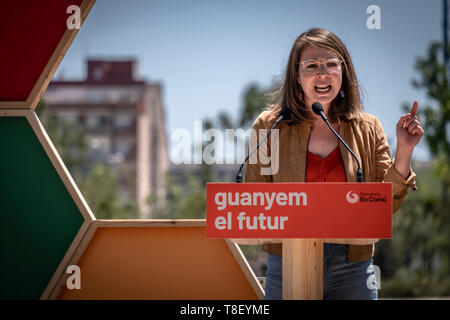 Janet Sanz, aktuelle Stadtrat und Kandidat wird beobachtet, als er während der Zeremonie von Ada Colau Kampagne für die kommunalen 26 M. Der Bürgermeister von Barcelona Ada Colau, Leiter der Liste, begleitet von yayo Herrero, Eloi Badia und Janet Sanz, haben die zukünftige Politik das Klima Notstand bei der kürzlich eingeweihte Les Glories Park zu Gesicht während der Kommunalwahlen Kampagne vorgestellt. Stockfoto