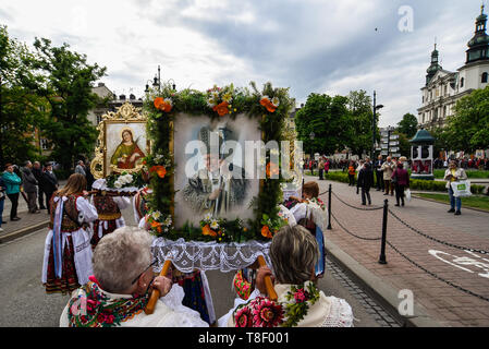 Frauen tragen traditionelle Trachten gesehen der religiösen Malerei des verstorbenen Papstes Johannes Paul II. bei der Prozession zu Ehren des heiligen Stanislaus von Szczepanow war ein Bischof von Krakau während des 11. Jahrhunderts. Die Prozession bringt Bischöfe, hingegebene Christen und bekannte katholische Gemälde aus ganz Polen einschließlich der Schwarzen Madonna von Tschenstochau. Stockfoto