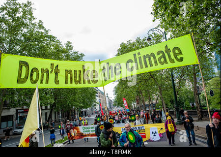 Ein großes Banner mit der Aufschrift nicht nuke das Klima während der März gesehen wird. Tausende von Menschen an der North Station in Brüssel versammelt, während einer März für das Klima und die soziale Gerechtigkeit für alle. Mit der bevorstehenden Europawahlen, mehrere Organisationen stieß diese Demonstration das Klima Bewegung, für soziale Gerechtigkeit zu vereinen und gegen Rassismus, die Grundrechte zu wahren. Stockfoto