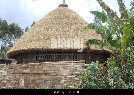 Southern-Ethiopia lokale Architektur. Das Haus ist aus Holz, Lehm und corruget Stahl. Eine der geschlossenen Fenster sieht aus wie ein Pirat. Stockfoto