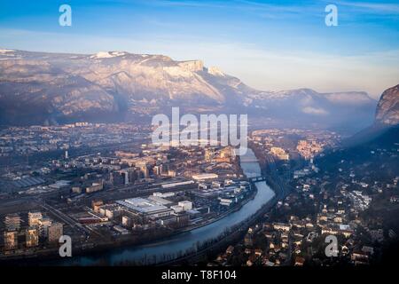 Frankreich, Isère, Grenoble, Polygone Scientifique und Vercors Massiv im Hintergrund Stockfoto