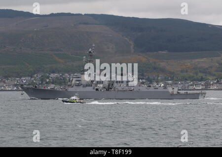 Der US Navy der Arleigh-Burke-Klasse Zerstörer USS Roosevelt (DDG-80), und der MoD Polizei MDP Lismore, während der Übung gewaltige Shield 2019. Stockfoto