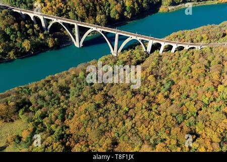 Frankreich, Ain, Haut Jura regionale Naturpark, Leaz, die ecluse Parade (klassifiziert) und der Longeray Viadukt auf der Rhone (Luftbild) Stockfoto