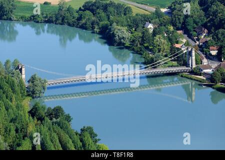 Frankreich, Ain, Groslee, Suspension Bridge auf der Rhone (Luftbild) Stockfoto