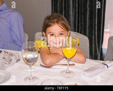 Murcia, Spanien, 12. Mai 2019: Geburtstagsfeier mit Freunden. Kleine Mädchen feiern besondere Termine. Vertraut, in der Gemeinschaft zu sammeln. Kind, Kinder, Kinder, Kinder. Stockfoto