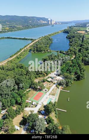 Frankreich, Ardèche, Rochemaure, der Rhone, stromaufwärts des Rochemaure Dam, Cruas Kernkraftwerk im Hintergrund (Luftbild) Stockfoto