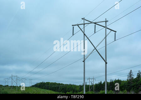 Blick auf und entlang der Trans-Canada Highway 104 & 102 auf der Fahrt von Cape Breton nach Halifax, Nova Scotia. Stockfoto