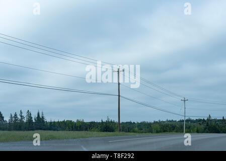 Blick auf und entlang der Trans-Canada Highway 104 & 102 auf der Fahrt von Cape Breton nach Halifax, Nova Scotia. Stockfoto