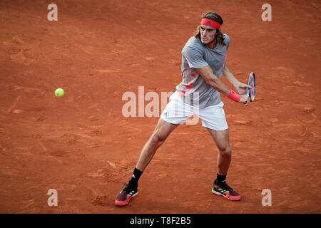 Stefanos Tsitsipas aus Griechenland in Aktion während der Mutua Madrid Open Masters Finale gegen Novak Djokovic aus Serbien gesehen am Tag acht bei Caja Magica in Madrid. Novak Djokovic schlägt Stefanos Tsitsipas. Stockfoto