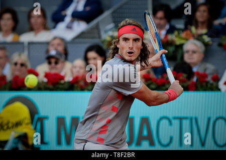 Stefanos Tsitsipas aus Griechenland in Aktion während der Mutua Madrid Open Masters Finale gegen Novak Djokovic aus Serbien gesehen am Tag acht bei Caja Magica in Madrid. Novak Djokovic schlägt Stefanos Tsitsipas. Stockfoto