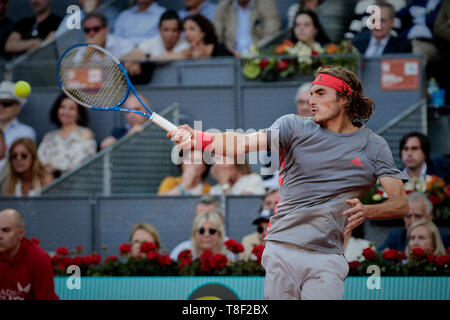 Stefanos Tsitsipas aus Griechenland in Aktion während der Mutua Madrid Open Masters Finale gegen Novak Djokovic aus Serbien gesehen am Tag acht bei Caja Magica in Madrid. Novak Djokovic schlägt Stefanos Tsitsipas. Stockfoto