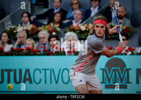 Stefanos Tsitsipas aus Griechenland in Aktion während der Mutua Madrid Open Masters Finale gegen Novak Djokovic aus Serbien gesehen am Tag acht bei Caja Magica in Madrid. Novak Djokovic schlägt Stefanos Tsitsipas. Stockfoto