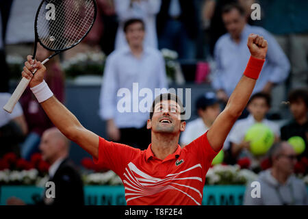 Novak Djokovic aus Serbien gesehen, während der Mutua Madrid Open Masters Finale gegen Stefanos Tsitsipas aus Griechenland reagieren auf Tag acht bei Caja Magica in Madrid. Novak Djokovic schlägt Stefanos Tsitsipas. Stockfoto