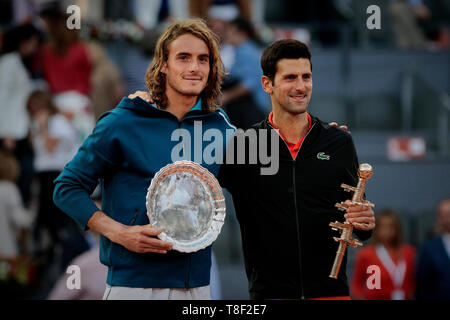 Stefanos Tsitsipas aus Griechenland und Novak Djokovic aus Serbien nach der Mutua Madrid Open Masters Finale am Tag acht bei Caja Magica in Madrid gesehen. Novak Djokovic schlägt Stefanos Tsitsipas. Stockfoto