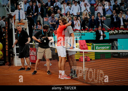 Stefanos Tsitsipas aus Griechenland und Novak Djokovic aus Serbien gesehen, die nach der Mutua Madrid Open Masters Finale am Tag acht bei Caja Magica in Madrid. Novak Djokovic schlägt Stefanos Tsitsipas. Stockfoto