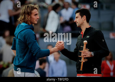 Stefanos Tsitsipas aus Griechenland und Novak Djokovic aus Serbien gesehen, das Händeschütteln nach dem Mutua Madrid Open Masters Finale am Tag acht bei Caja Magica in Madrid. Novak Djokovic schlägt Stefanos Tsitsipas. Stockfoto