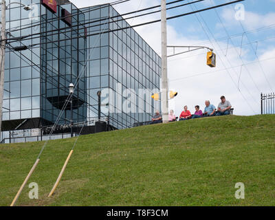 Sydney die Hafenstadt ist die historische Hauptstadt von Cape Breton in Nova Scotia. Harborfront Boardwalk mit Buskern und Kreuzfahrtschiffen Stockfoto