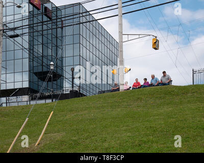 Sydney die Hafenstadt ist die historische Hauptstadt von Cape Breton in Nova Scotia. Harborfront Boardwalk mit Buskern und Kreuzfahrtschiffen Stockfoto