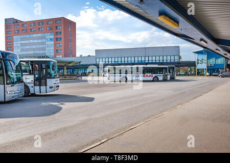KOSICE, Slowakei - 1. Mai 2019: Busse in der Nähe der Plattformen mit Unterstände am Busbahnhof geparkt in Kosice (Slowakei) Stockfoto