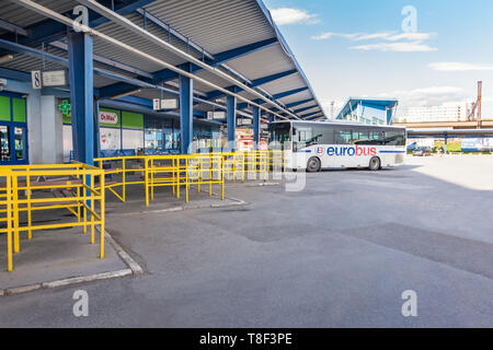 KOSICE, Slowakei - 1. Mai 2019: Leeren bus Plattform mit Tierheim am Busbahnhof in Kosice (Slowakei) Stockfoto
