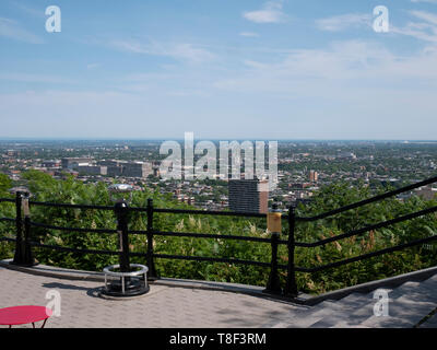 Den sanften Hang des Mount Royal Blick auf Montréal aus dem Berg Aussichtspunkte zu sehen. Mitten in der Stadt, der Park ist das ganze Jahr über ein h Stockfoto