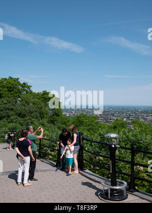 Den sanften Hang des Mount Royal Blick auf Montréal aus dem Berg Aussichtspunkte zu sehen. Mitten in der Stadt, der Park ist das ganze Jahr über ein h Stockfoto