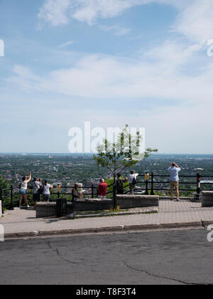 Den sanften Hang des Mount Royal Blick auf Montréal aus dem Berg Aussichtspunkte zu sehen. Mitten in der Stadt, der Park ist das ganze Jahr über ein h Stockfoto