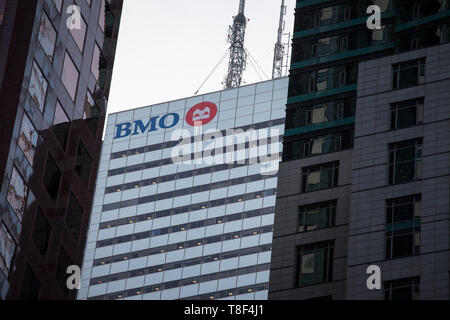 TORONTO, KANADA - 13. NOVEMBER 2018: Bank von Montreal logo, bekannt als BMO, auf der ihr Hauptquartier in First Canadian Place Tower sowie Banque genannt Stockfoto