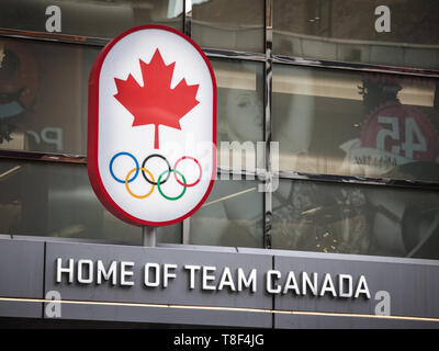 TORONTO, KANADA - 13. NOVEMBER 2018: Kanadische olympische Ausschuß Logo mit den olympischen Ringen, auch als Team Kanada auf einer ihrer Sponsoren in Toron Stockfoto