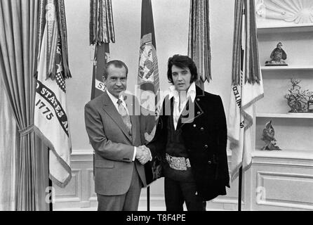 Elvis Presley, Richard Nixon. Am 21. Dezember 1970, auf eigenen Wunsch, Presley met dann - Präsident Richard Nixon im Oval Office des Weißen Hauses. Elvis ist auf der rechten Seite. Waggishly, dieses Bild wird gesagt, "der zwei größten Künstler des 20. Jahrhunderts". Stockfoto